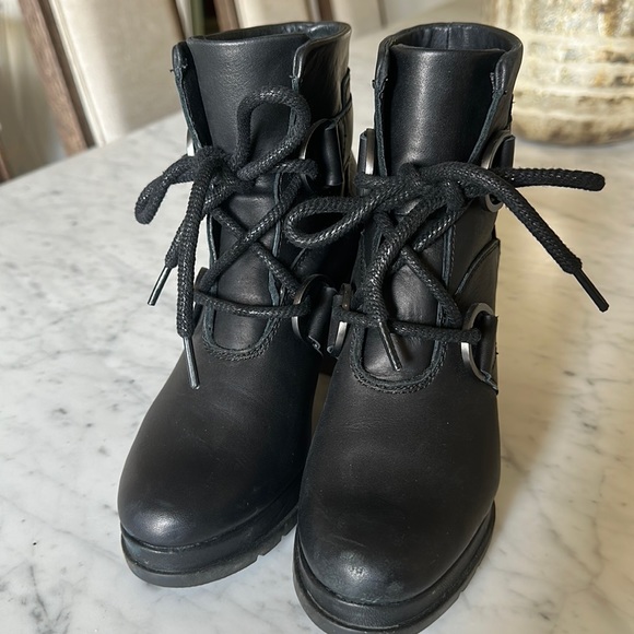 Sorel Shoes - Gorgeous, black Sorel boots leather